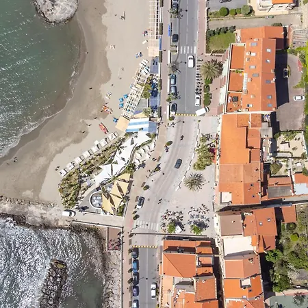 Santo's - Seaside And Bikeway In Riviera & Sanremo 아파트